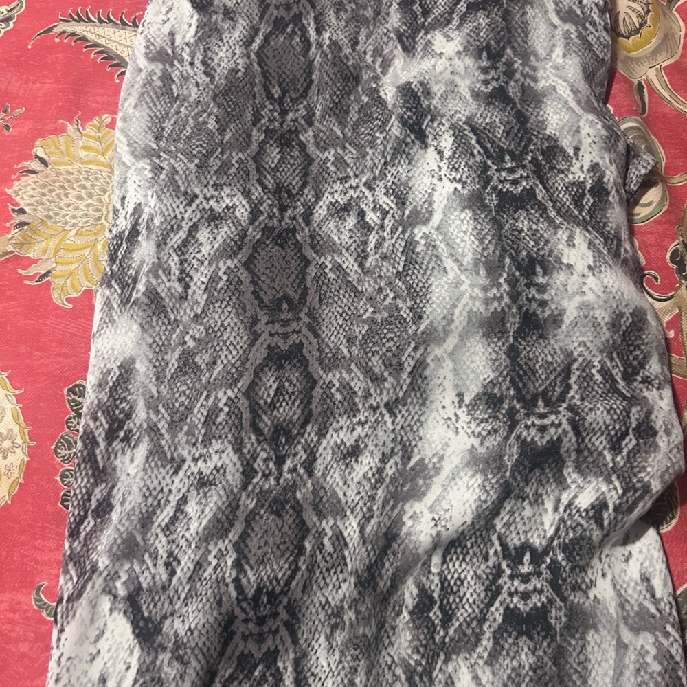 Vince Camuto Monochrome Snake Print Blouse - Picture 5 of 5